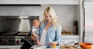 Не ешьте стоя и не доедайте за детьми: названы «мамские» ошибки в питании
