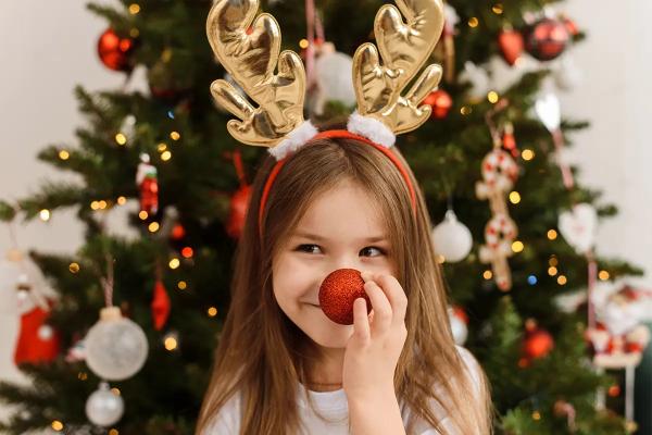 
                Какие детали добавить к обычной одежде, чтобы собрать новогодний образ