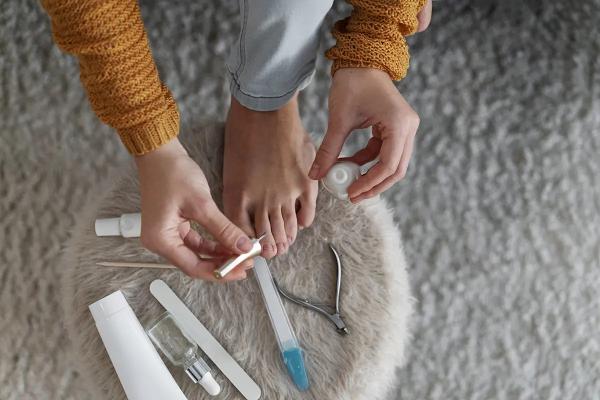 Ноги летом: уход за кожей стоп, домашний педикюр и как не допустить трещин
Ноги летом: уход за кожей стоп, домашний педикюр и как не допустить трещин