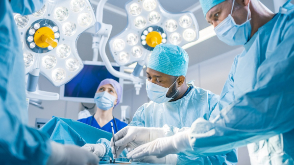 Список частных клиник с правом оказывать ВМП вне ОМС расширили до 99 позиций